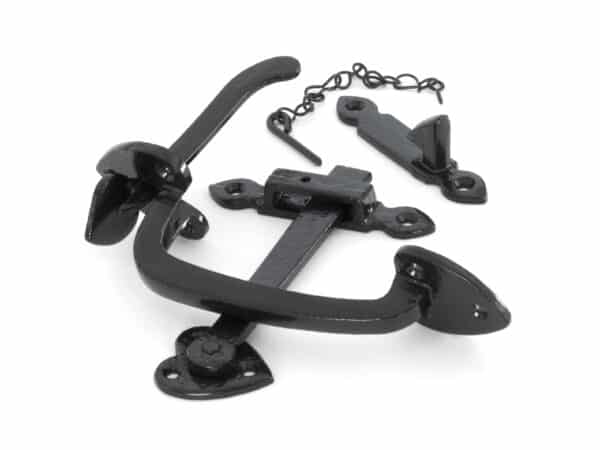 Black Cast Thumblatch Set with Chain 1